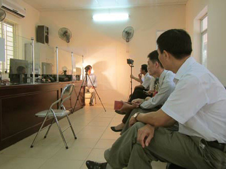 Người dân đi làm CMT mẫu mới trong đợt thí điểm. Người dân đi làm CMT mẫu mới trong đợt thí điểm