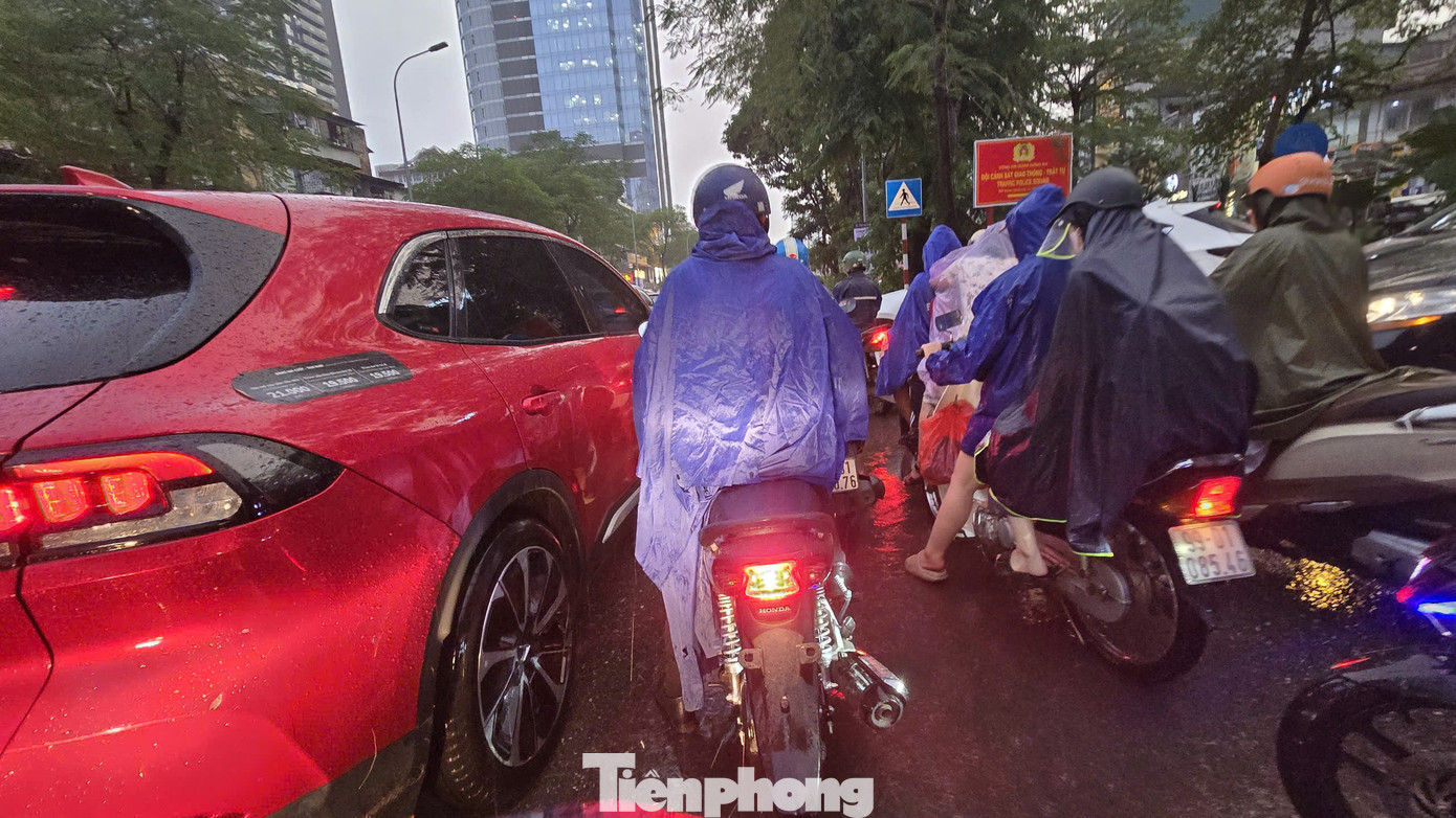 Đến 19h30, nhiều người vẫn đánh vật trên đường. "Ôtô lấn hết đường của chúng tôi rồi, xe máy không thể chen nổi dù chỉ là 1 chiếc", một người dân đang tham gia giao thông cho biết.