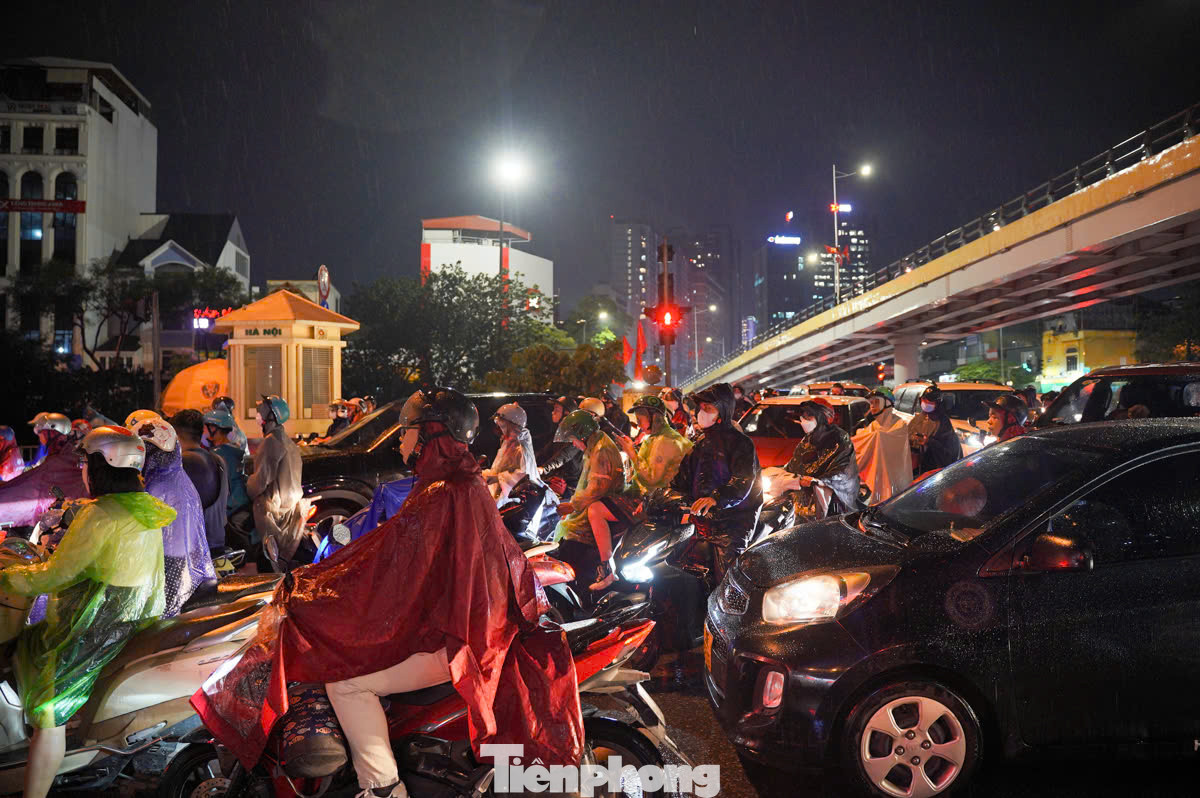 Đến 19h30, nhiều người vẫn đánh vật trên đường. "Ôtô lấn hết đường của chúng tôi rồi, xe máy không thể chen nổi dù chỉ là 1 chiếc", một người dân đang tham gia giao thông cho biết.