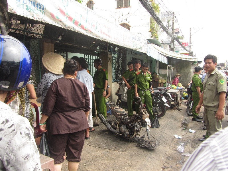 Năm chiếc xe máy cùng nhiều đồ đạc bị cháy rụi