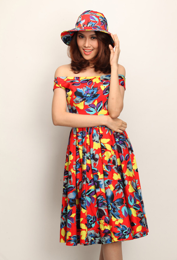 Hoàng My trẻ trung và nổi bật trong bộ đầm họa tiết hoa. Chân dài tuổi teen Hồng Quế diện đầm hoa lạ mắt. Chiếc váy hoa tôn vẻ đẹp kiêu sa của Lý Nhã Kỳ. Giọng ca ngọt ngào Miu Lê. "Người đẹp nude" Ngọc Quyên. "Nữ hoàng đồ lót" Ngọc Trinh khoe da trắng nõn. Người đẹp Phùng Yến Ngọc. Chân dài đình đám Quỳnh Thư. "Nụ cười tỏa nắng" Tăng Thanh Hà. Siêu mẫu Thái Hà. Thu Hằng Á quân Next Top Model Trà My. Và quán quân Vietnam Idol Uyên Linh trông nữ tính trong bộ đầm hoa rực rỡ.