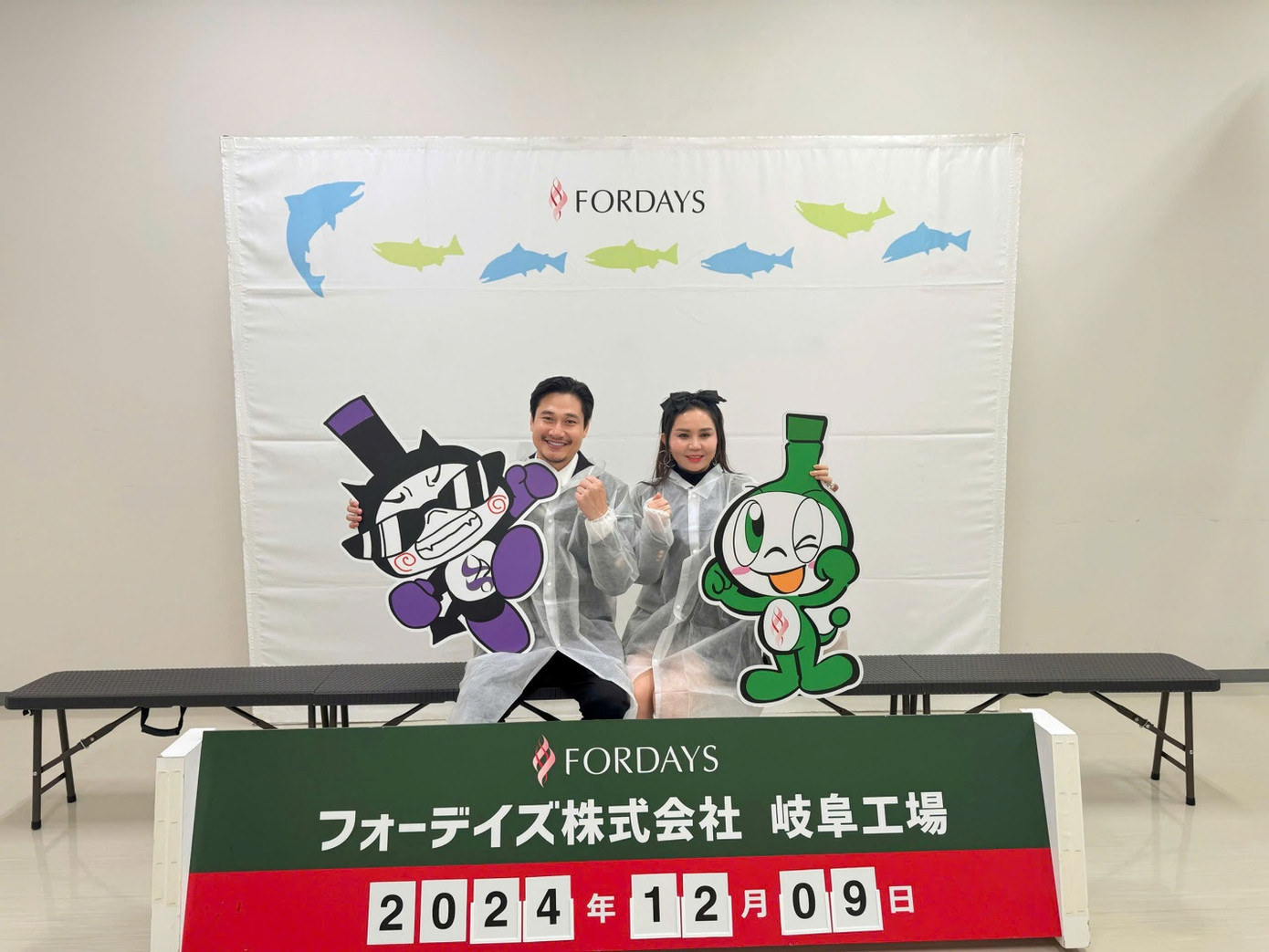 Diễn viên Luân Nguyễn và vợ Bảo Châu tại nhà máy Fordays.