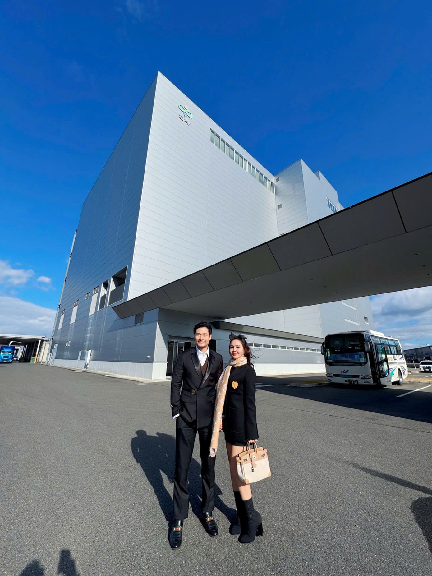 Diễn viên Luân Nguyễn và vợ trước nhà máy Fordays, Nhật Bản.