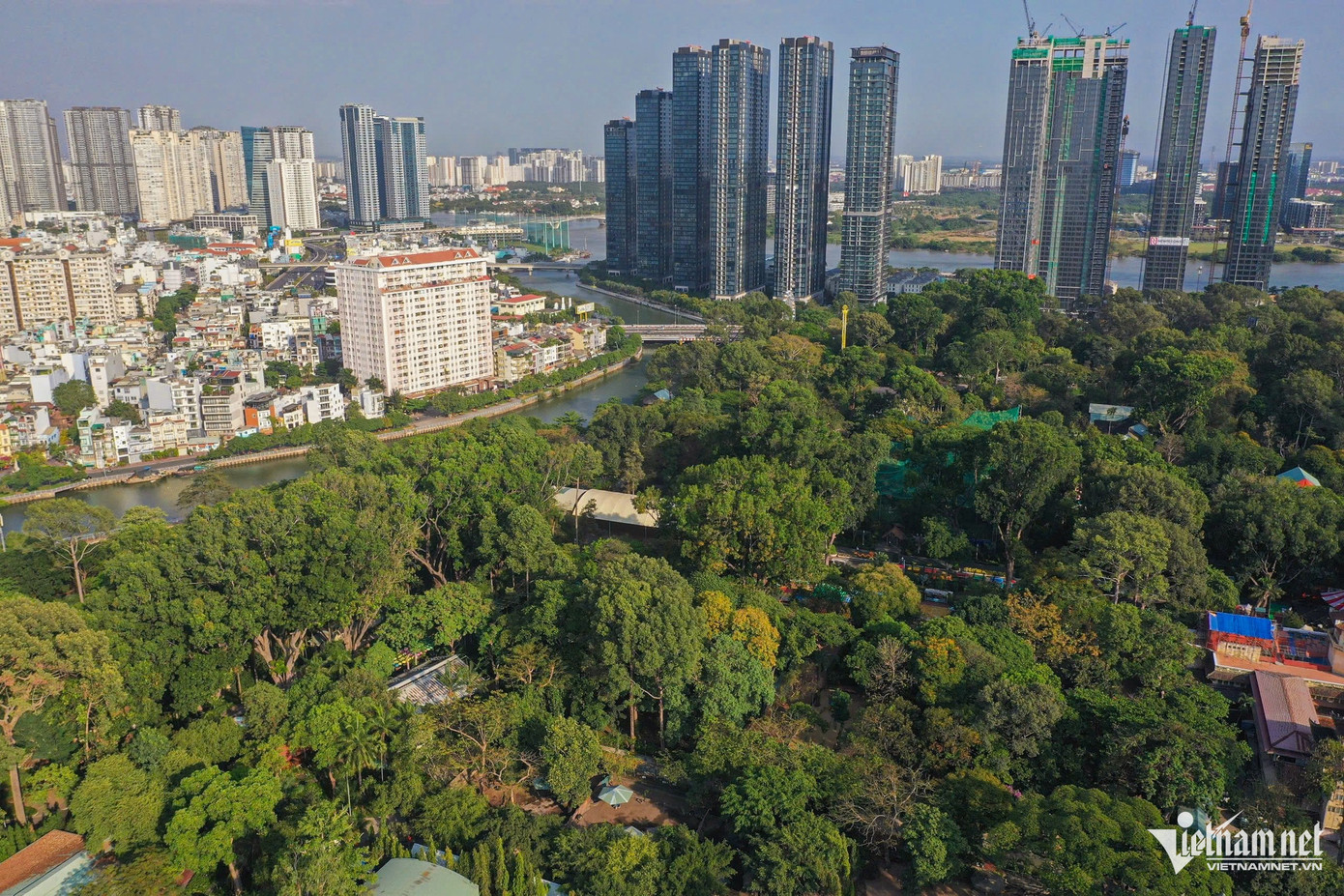 Khuôn viên Thảo Cầm Viên tọa lạc gần hạ lưu kênh Nhiêu Lộc – Thị Nghè với hai cổng nằm ở số 2 đường Nguyễn Bỉnh Khiêm và số 1 đường Nguyễn Thị Minh Khai, phường Bến Nghé, Quận 1, TPHCM. Đây là khu vực trung tâm thành phố, bao quanh là các dự án bất động sản lớn và nhiều công trình kiến trúc biểu tượng.