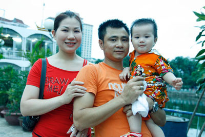 Gia đình hạnh phúc của Tự Long.