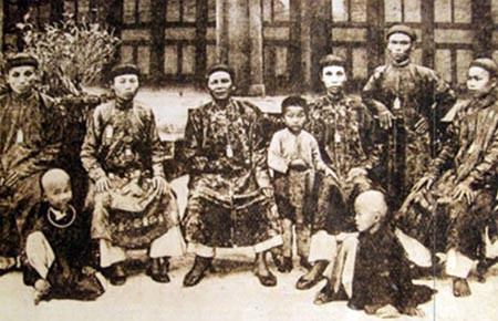 Một nhóm thái giám triều Nguyễn - năm 1918. Ảnh tư liệu của Nhà nghiên cứu Phan Thuận An.. Một nhóm thái giám triều Nguyễn - năm 1918. Ảnh tư liệu của Nhà nghiên cứu Phan Thuận An.