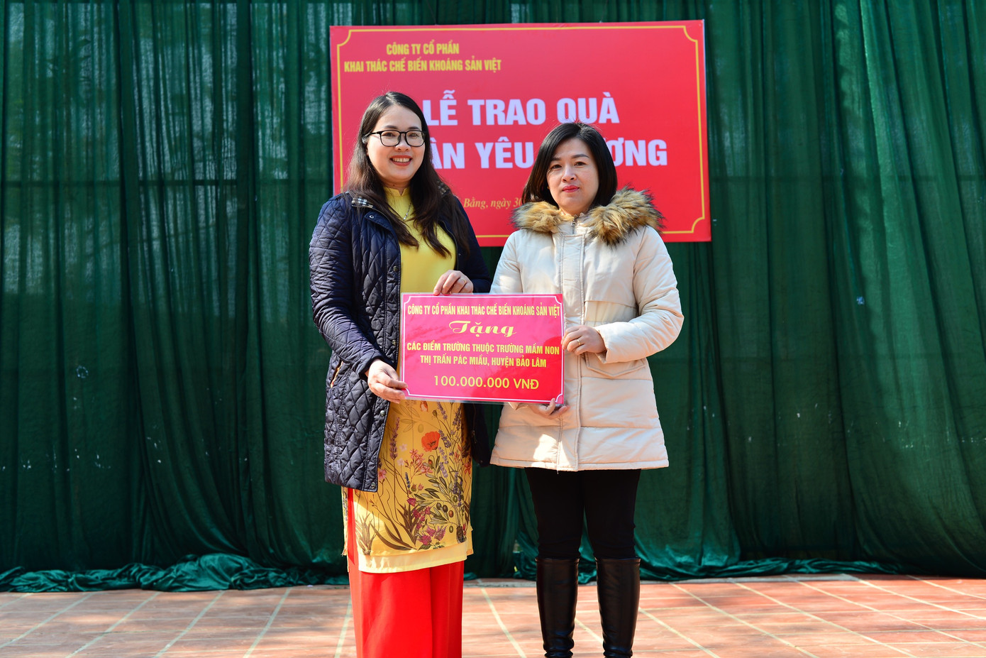 Bà Phạm Thị Hoài Phương, TGĐ VMPCo trao 100 triệu đồng cho Trường Mầm non thị trấn Pác Miầu