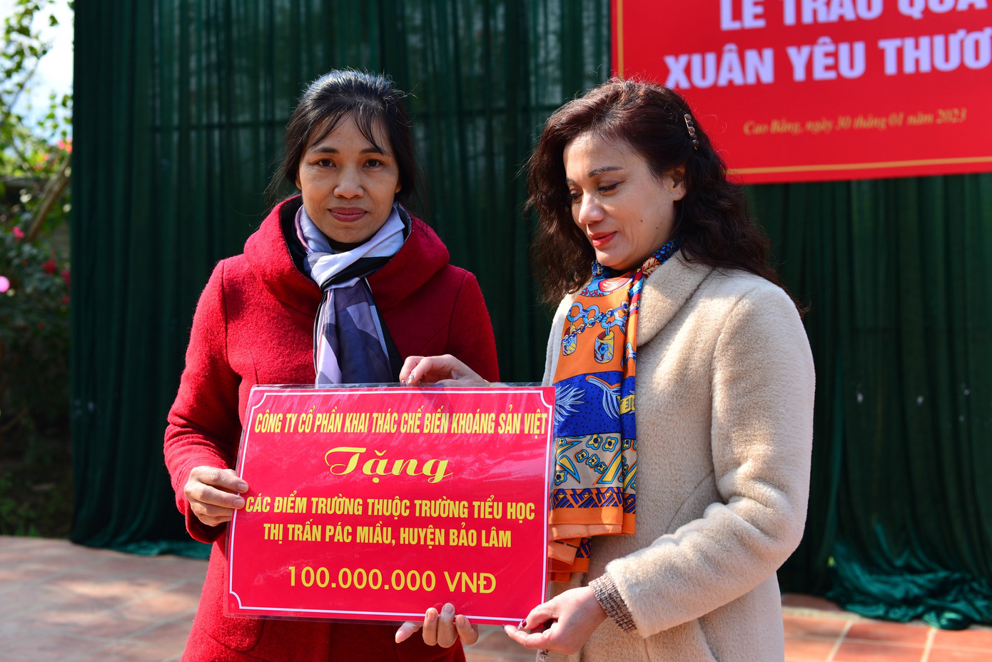 Bà Nguyễn Thị Minh Lan – Phó chủ tịch HĐQT VMPCo (bên phải) trao 100 triệu đồng cho Trường tiểu học Pắc Miầu