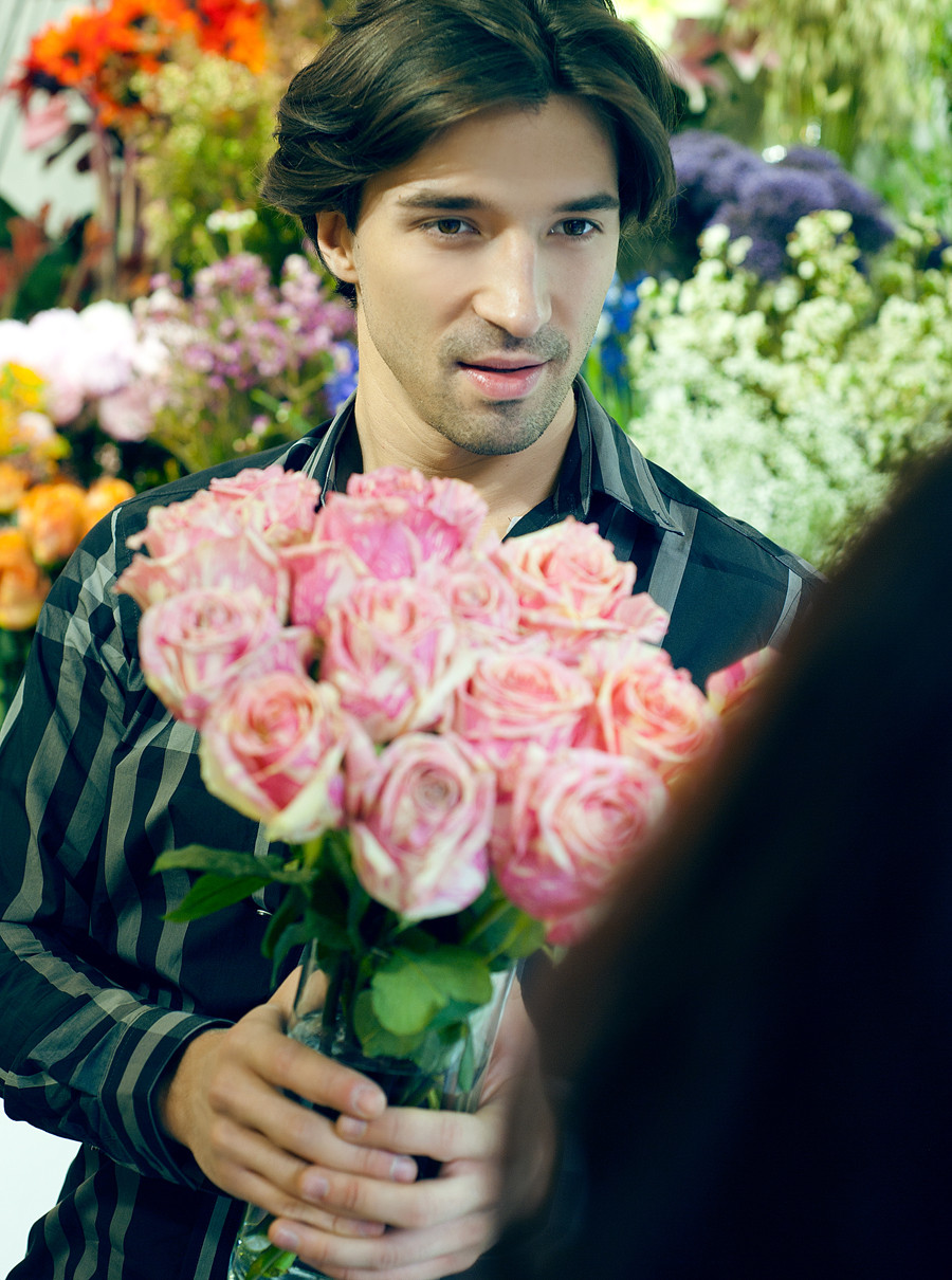 Bạn diễn của cô trong bộ ảnh này là vận động viên dancesport Pavel Pasechnik người Ý