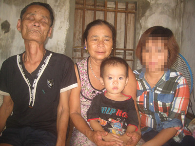 Chị L. (phải) bên bố mẹ và con người em trai 