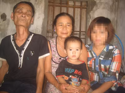 Chị L. (phải) bên bố mẹ và con người em trai 