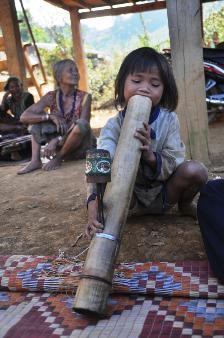 Trẻ con rít thuốc lào sòng sọc 