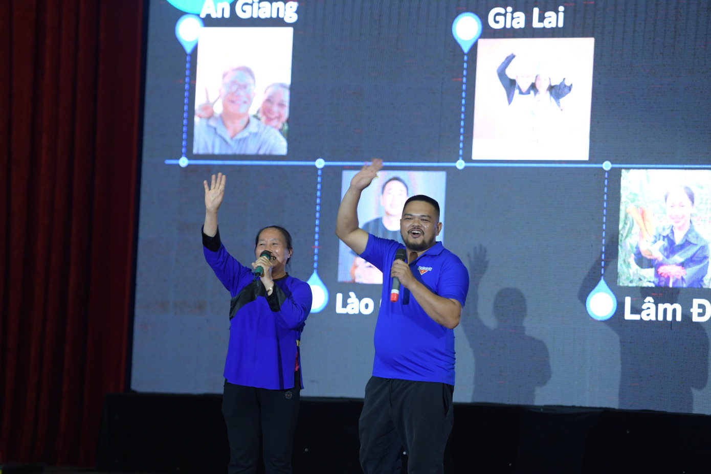 TikToker Nông Thị Thơ (bên trái ảnh) với tài khoản TikTok "Thơ Nông Sản" đến từ Lạng Sơn chia sẻ về câu chuyện bán hàng của mình trên nền tảng TikTok. Ảnh: DT