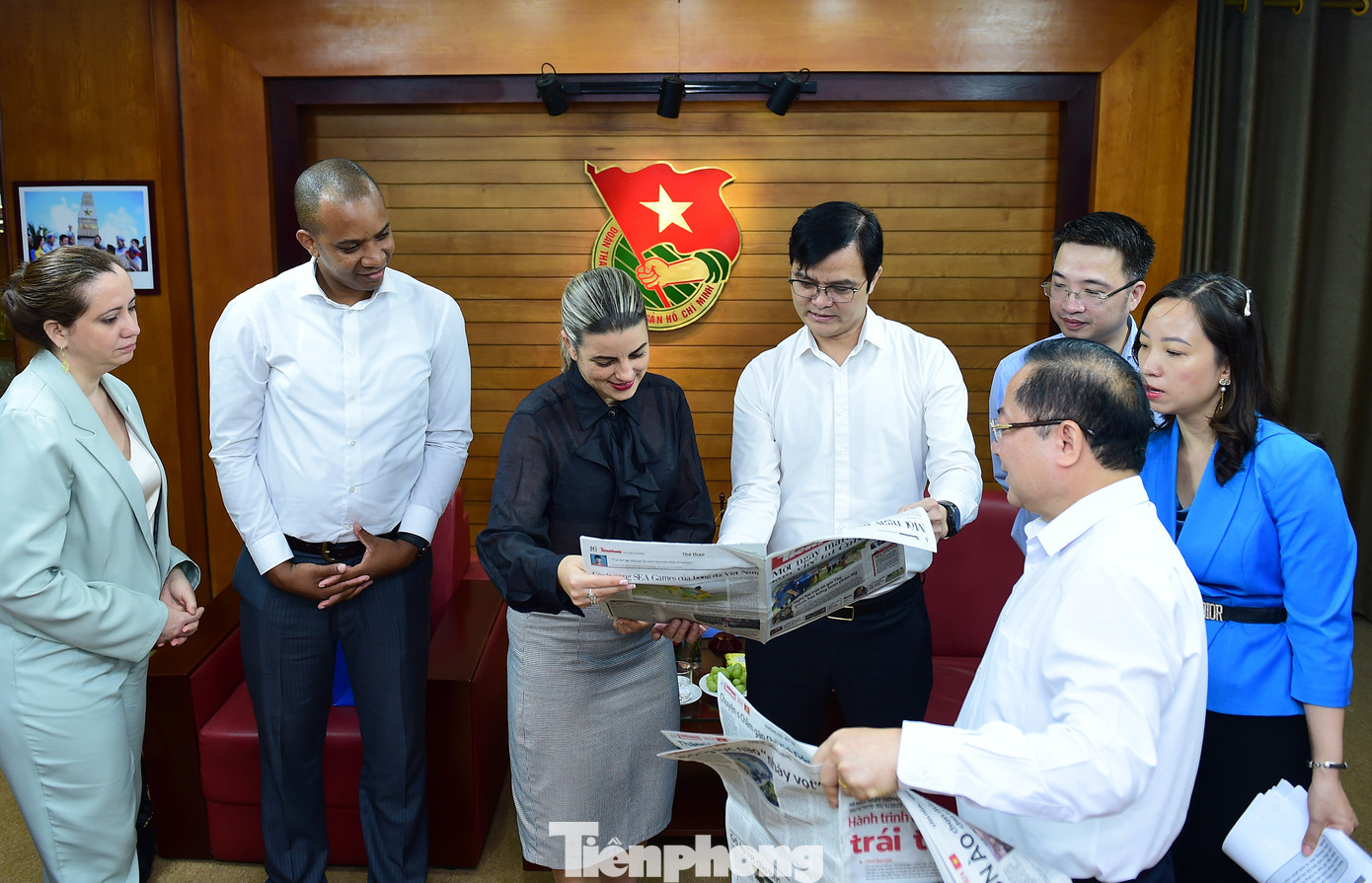 Bí thư thứ nhất T.Ư Đoàn Bùi Quang Huy chia sẻ thông tin hoạt động của đoàn đại biểu Đoàn TNCS Hồ Chí Minh làm việc tại Cuba dịp tháng 4/2023 đăng tải trên báo in Tiền Phong. Ảnh: Xuân Tùng