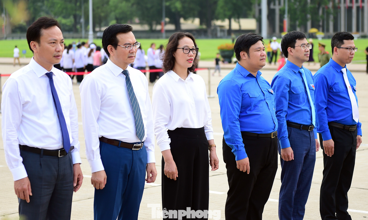 Dự lễ báo công có ông Lại Xuân Lâm, Phó Bí thư thường trực Đảng ủy Khối Các cơ quan T.Ư; ông Nguyễn Minh Chung, Trưởng Ban Tuyên giáo Đảng ủy Khối các cơ quan T.Ư; bà Hà Thị Trang, Trưởng Ban vận Đảng ủy Khối các cơ quan T.Ư; anh Nguyễn Thái An, Ủy viên Ban Thường vụ, Trưởng Ban Tuyên giáo T.Ư Đoàn; anh Bùi Hoàng Tùng, Ủy viên Ban Thường vụ, Bí thư Đoàn Khối các cơ quan T.Ư.