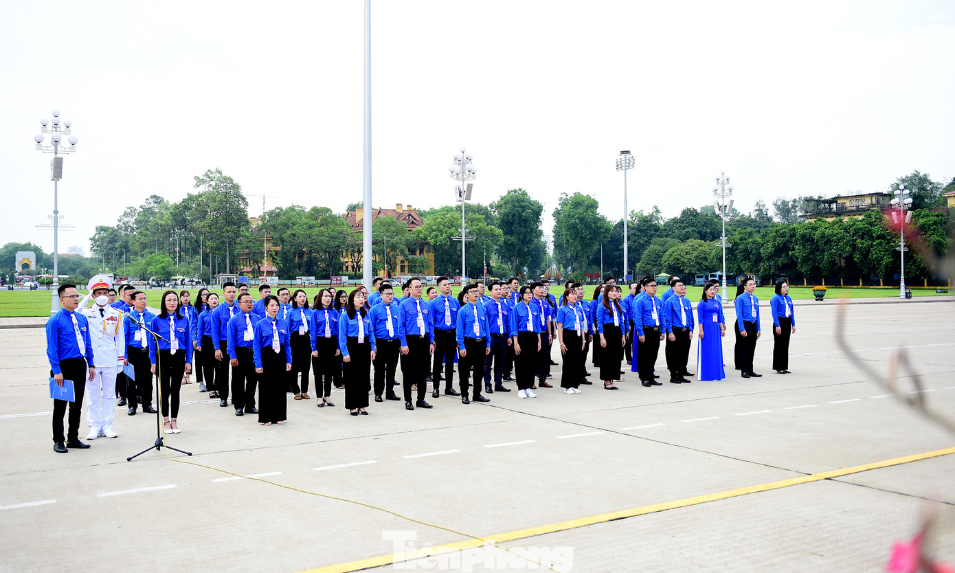 Trong khuôn khổ Liên hoan Thanh niên tiên tiến làm theo lời Bác năm 2023 do Đoàn Khối các cơ quan Trung ương tổ chức, tối 25/5, tại Quảng trường Ba Đình (Hà Nội) diễn ra chương trình Lễ báo công dâng Bác.