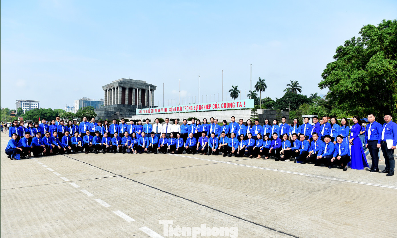 Các đại biểu chụp ảnh lưu niệm.