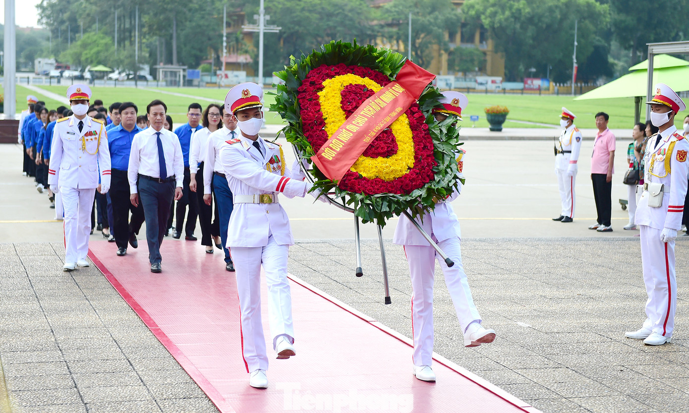 Đoàn đại biểu báo công dâng hoa và vào lăng viếng Chủ tịch Hồ Chí Minh.