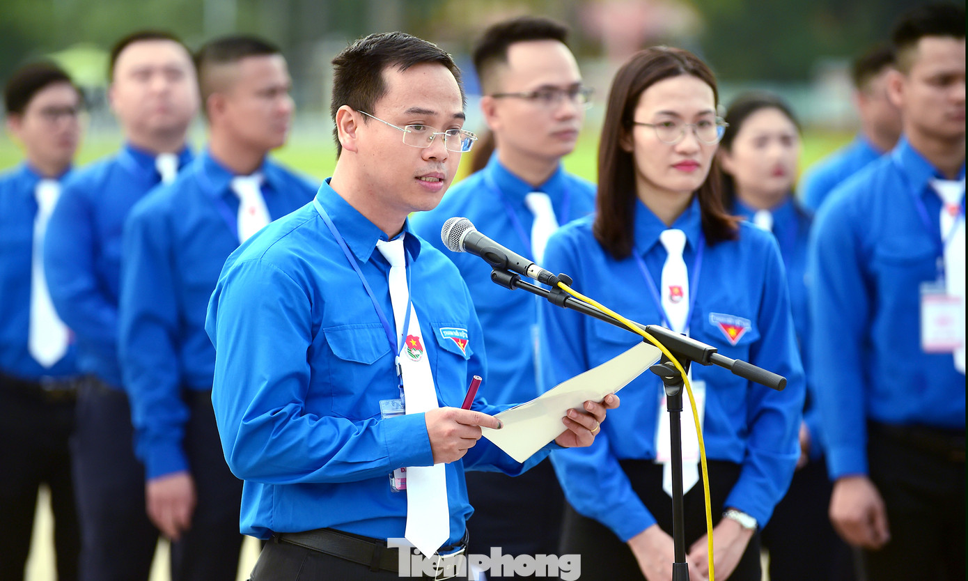 Đại biểu Nguyễn Duy Sơn, Chuyên viên chính vụ Đông Bắc Á, Bộ Ngoại giao đại diện các đại biểu phát biểu báo công với Bác, bày tỏ quyết tâm: Tuổi trẻ chúng cháu nguyện không ngừng học tập và làm theo tư tưởng, đạo đức, phong cách Hồ Chí Minh; nỗ lực trau dồi tri thức, quyết tâm hành động, đem sức trẻ góp phần thực hiện thắng lợi Nghị quyết Đại hội Đảng bộ Khối các cơ quan Trung ương lần thứ XIII và Nghị quyết Đại hội Đảng toàn quốc lần thứ XIII.