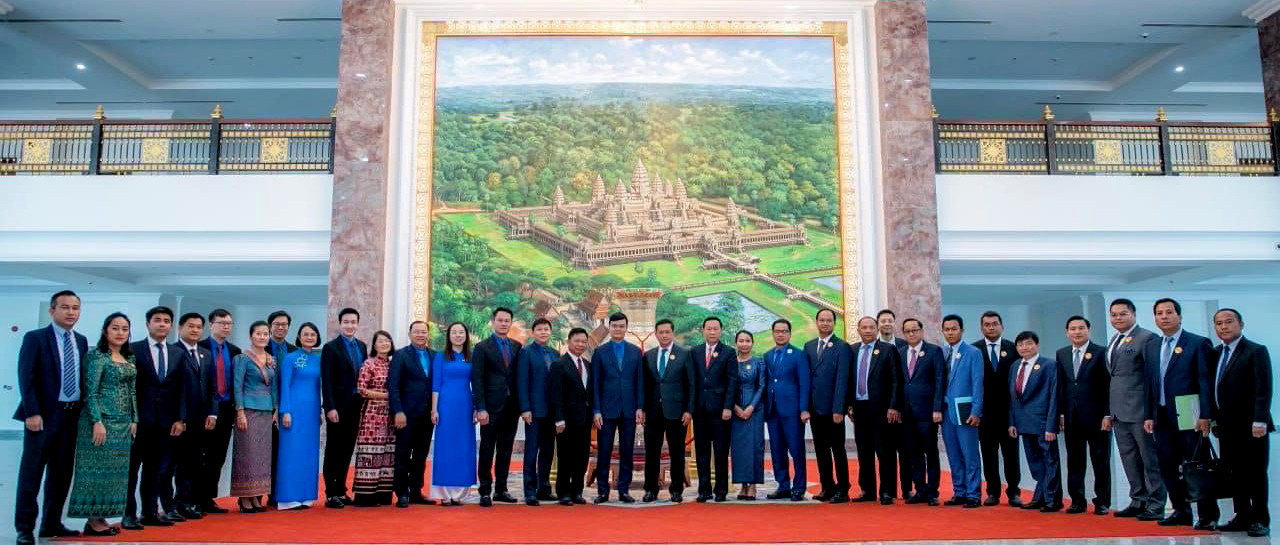 Đại biểu thanh niên hai nước chụp ảnh lưu niệm. Ảnh: T.N Đại biểu thanh niên hai nước chụp ảnh lưu niệm. Ảnh: T.N