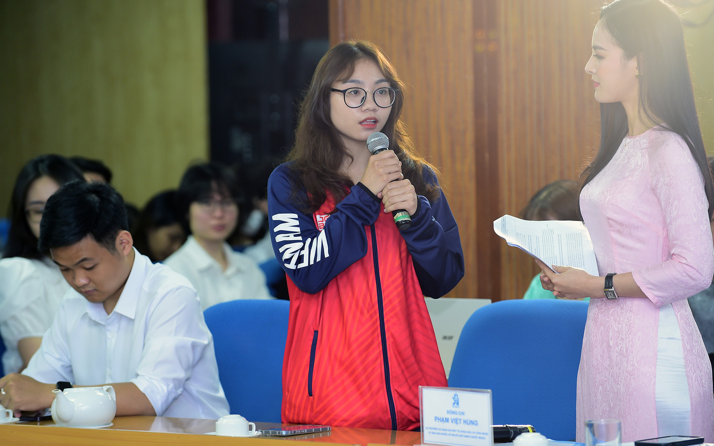 Đại biểu sinh viên tài năng bày tỏ kiến nghị, đề xuất tại chương trình. Ảnh: Xuân Tùng