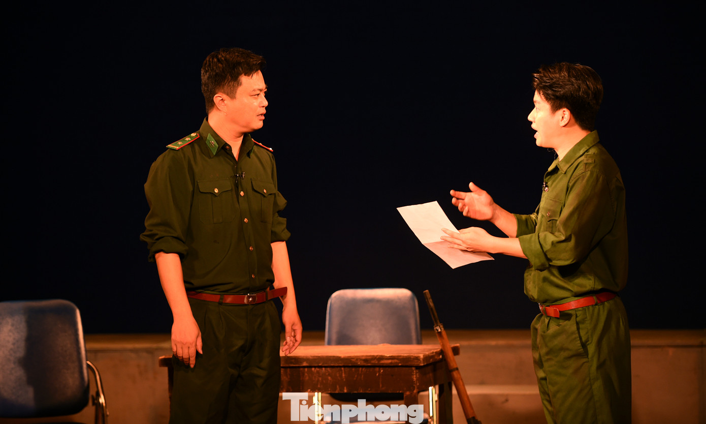 Một cảnh trong vở kịch "Tình huống bất ngờ". Ảnh: Xuân Tùng Một cảnh trong vở kịch "Tình huống bất ngờ". Ảnh: Xuân Tùng