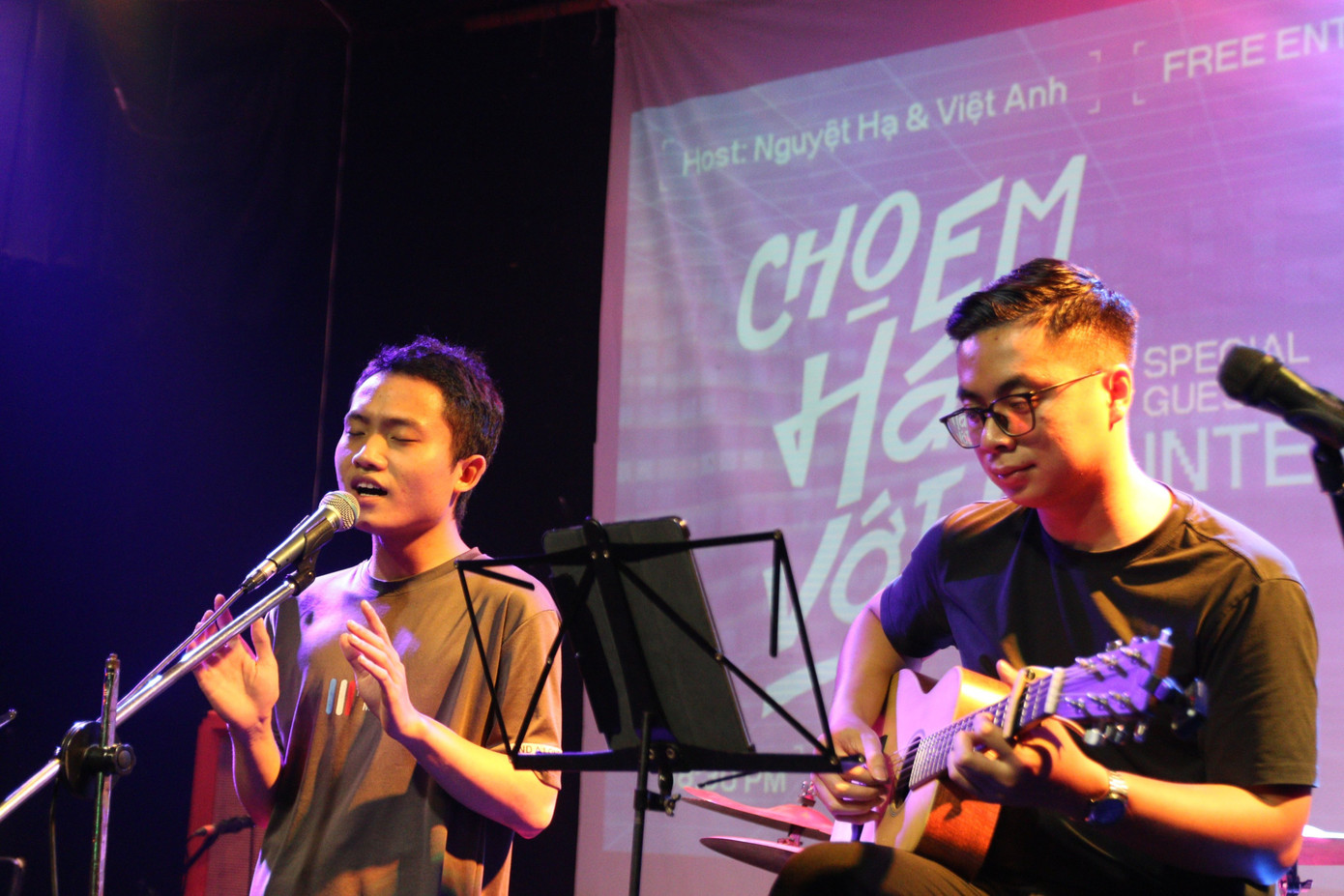 Bạn Lộc, khách quen của chương trình “Cho em hát với” thể hiện phần trình diễn của mình.