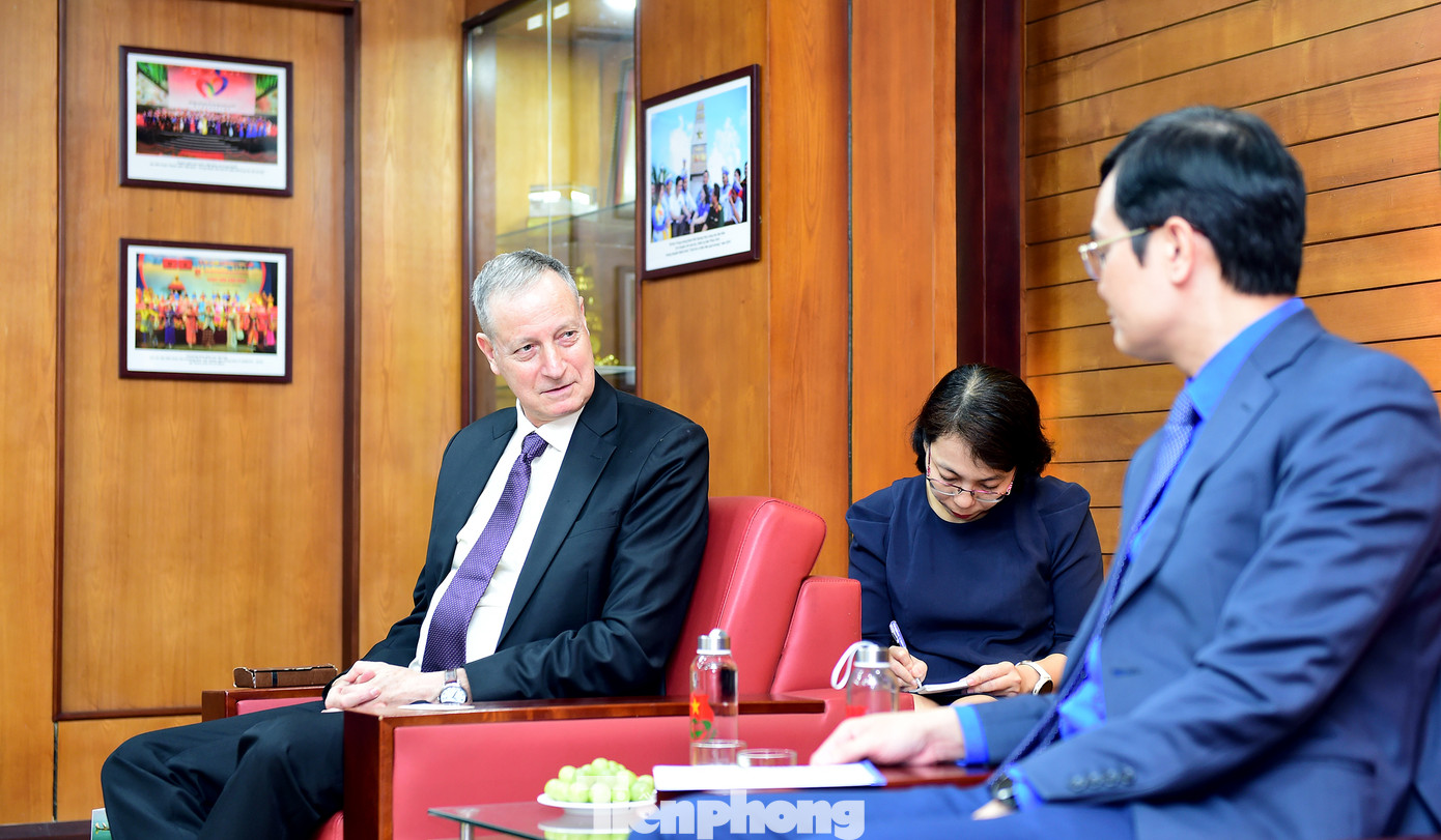 Ông Yaron Mayer mong muốn có các chương trình, hoạt động hợp tác giữa giới trẻ hai nước. Ảnh: Xuân Tùng