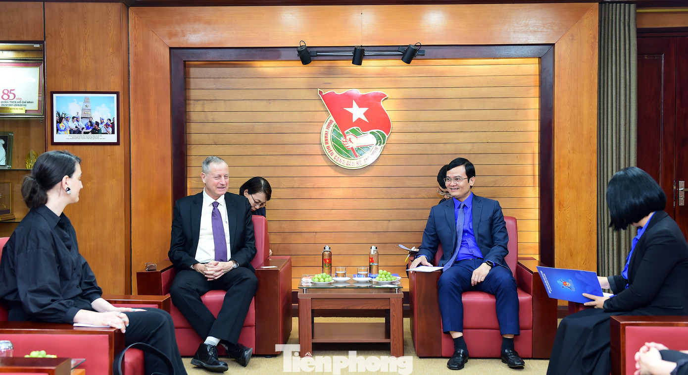 Anh Bùi Quang Huy và ông Yaron Mayer trao đổi tại buổi tiếp. Ảnh: Xuân Tùng