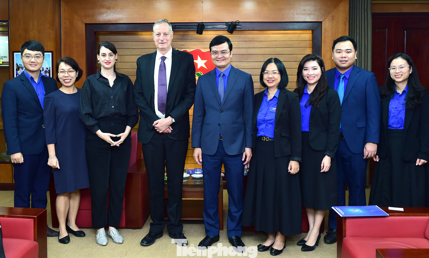 Các đại biểu chụp ảnh lưu niệm. Ảnh: Xuân Tùng