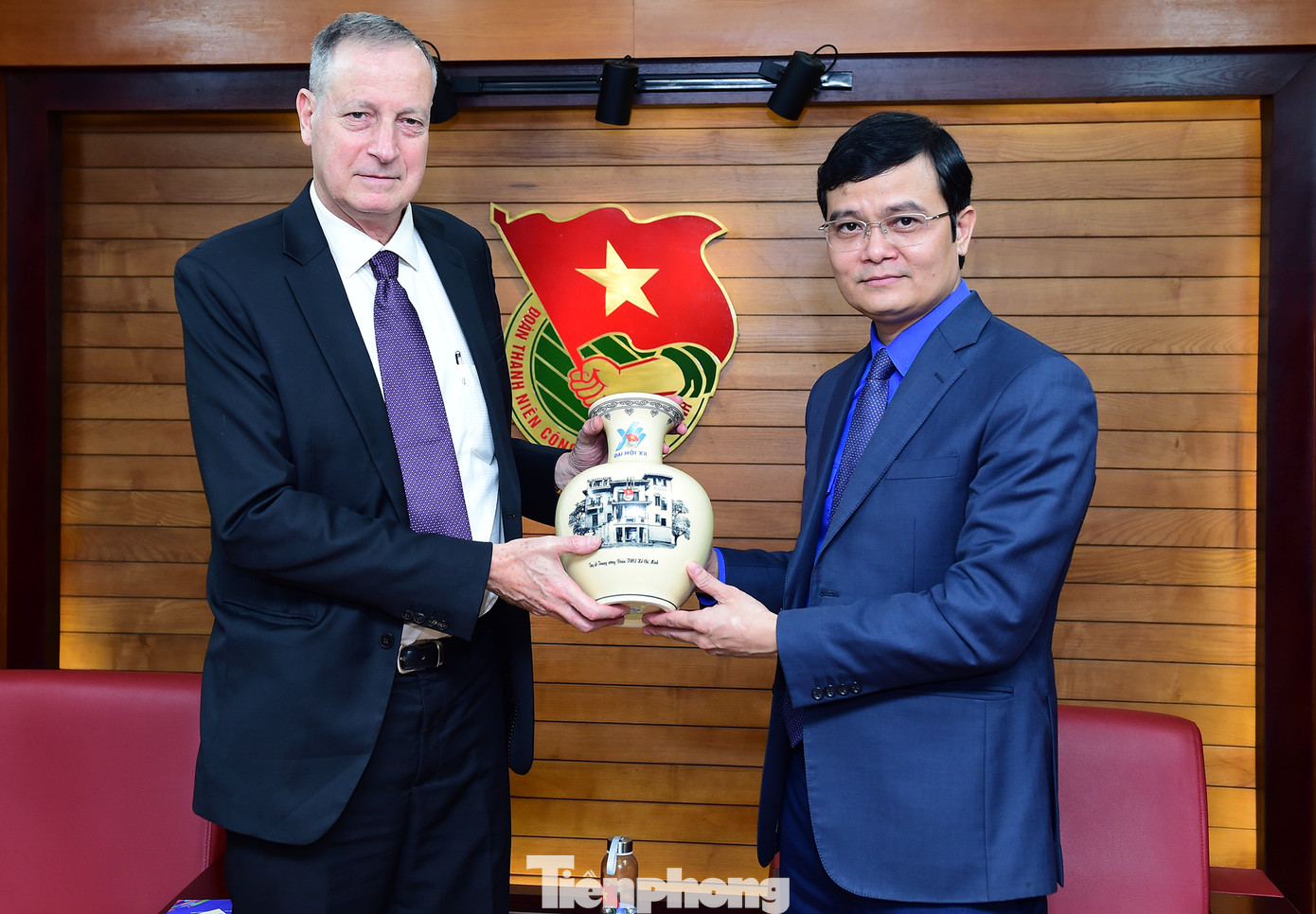 Anh Bùi Quang Huy tặng quà lưu niệm Đại sứ đặc mệnh toàn quyền Israel tại Việt Nam. Ảnh: Xuân Tùng