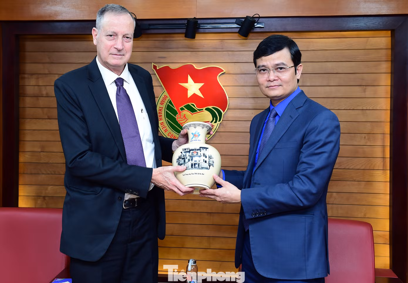 Anh Bùi Quang Huy tặng quà lưu niệm Đại sứ đặc mệnh toàn quyền Israel tại Việt Nam. Ảnh: Xuân Tùng Anh Bùi Quang Huy tặng quà lưu niệm Đại sứ đặc mệnh toàn quyền Israel tại Việt Nam. Ảnh: Xuân Tùng