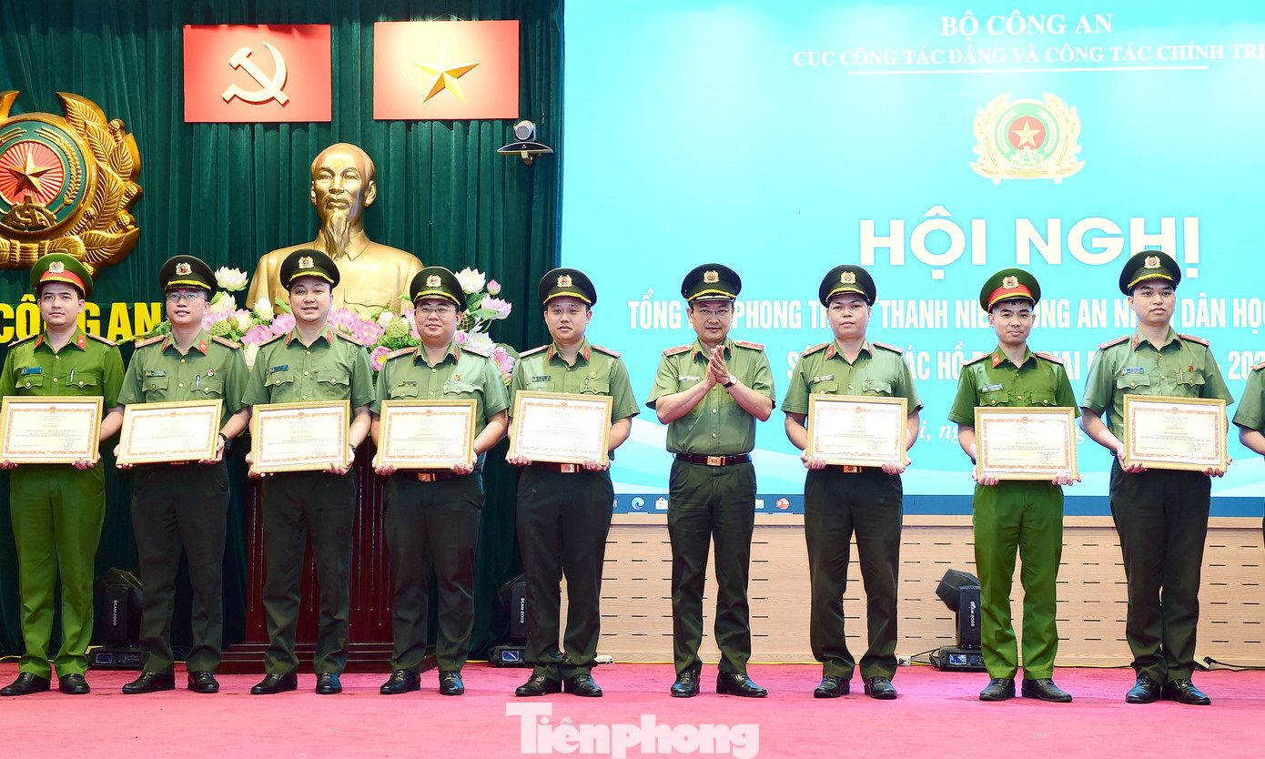 Trung tướng Nguyễn Ngọc Toàn trao tặng Bằng khen của Bộ Công an tới các tập thể có thành tích xuất sắc. Ảnh: Xuân Tùng