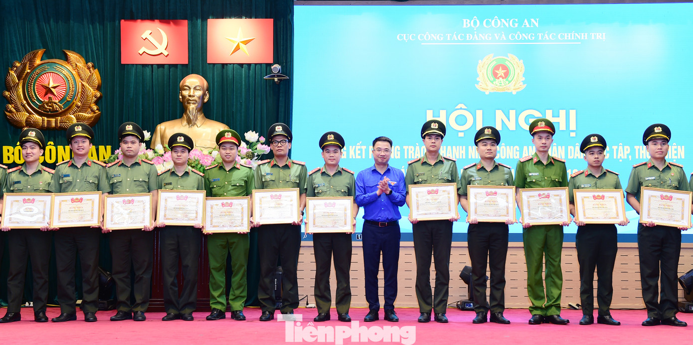 Bí thư T.Ư Đoàn Nguyễn Tường Lâm trao tặng Bằng khen của T.Ư Đoàn tới các tập thể có thành tích xuất sắc. Ảnh: Xuân Tùng