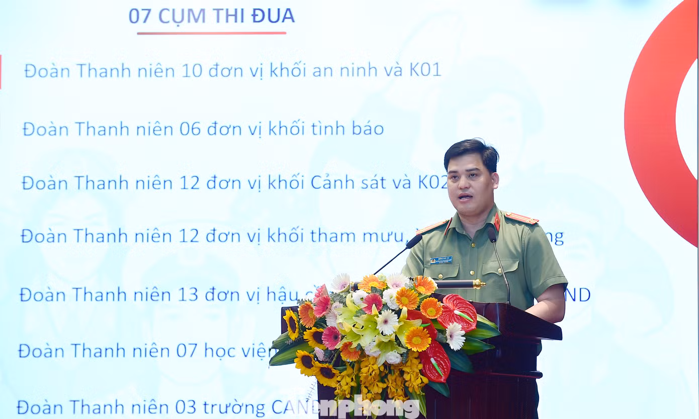 Trung tá Đồng Đức Vũ, Trưởng Ban Thanh niên Bộ Công an trình bày báo cáo tổng kết phong trào "Thanh niên CAND học tập, thực hiện Sáu điều Bác Hồ dạy" giai đoạn 2019 - 2023. Ảnh: Xuân Tùng
