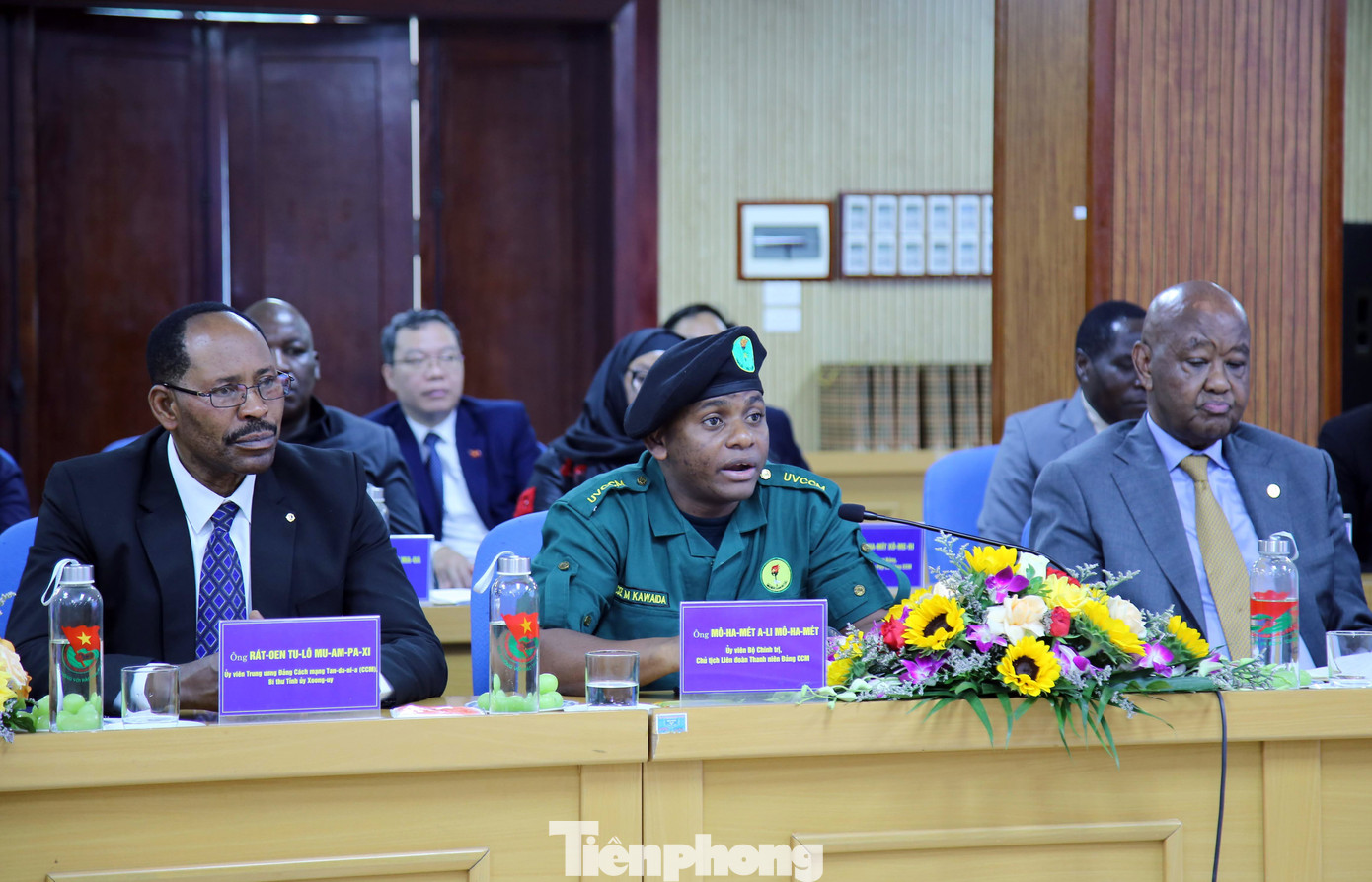 Chủ tịch Liên đoàn Thanh niên Đảng Cách mạng Tanzania Mô-ha-mét A-li Mô-ha-mét trao đổi tại buổi tiếp. Ảnh: Lâm Đăng Hải