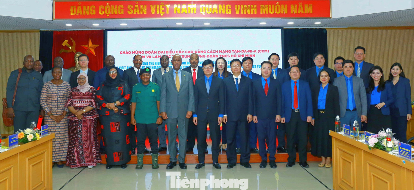 Các đại biểu hai bên chụp ảnh lưu niệm. Ảnh: Vương Bảo Anh