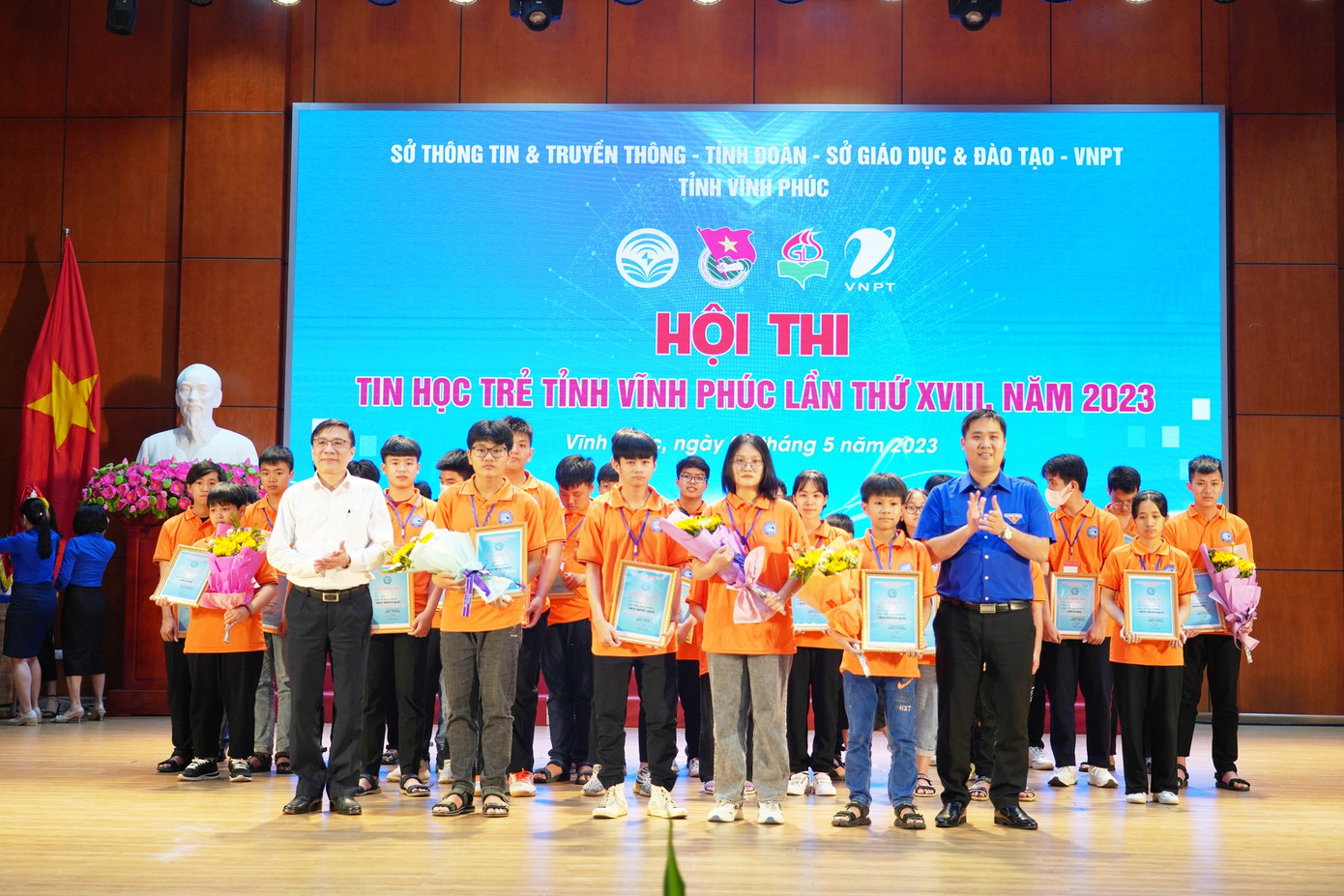 Ban Tổ chức trao giải cho các thí sinh đoạt giải Nhất tại hội thi