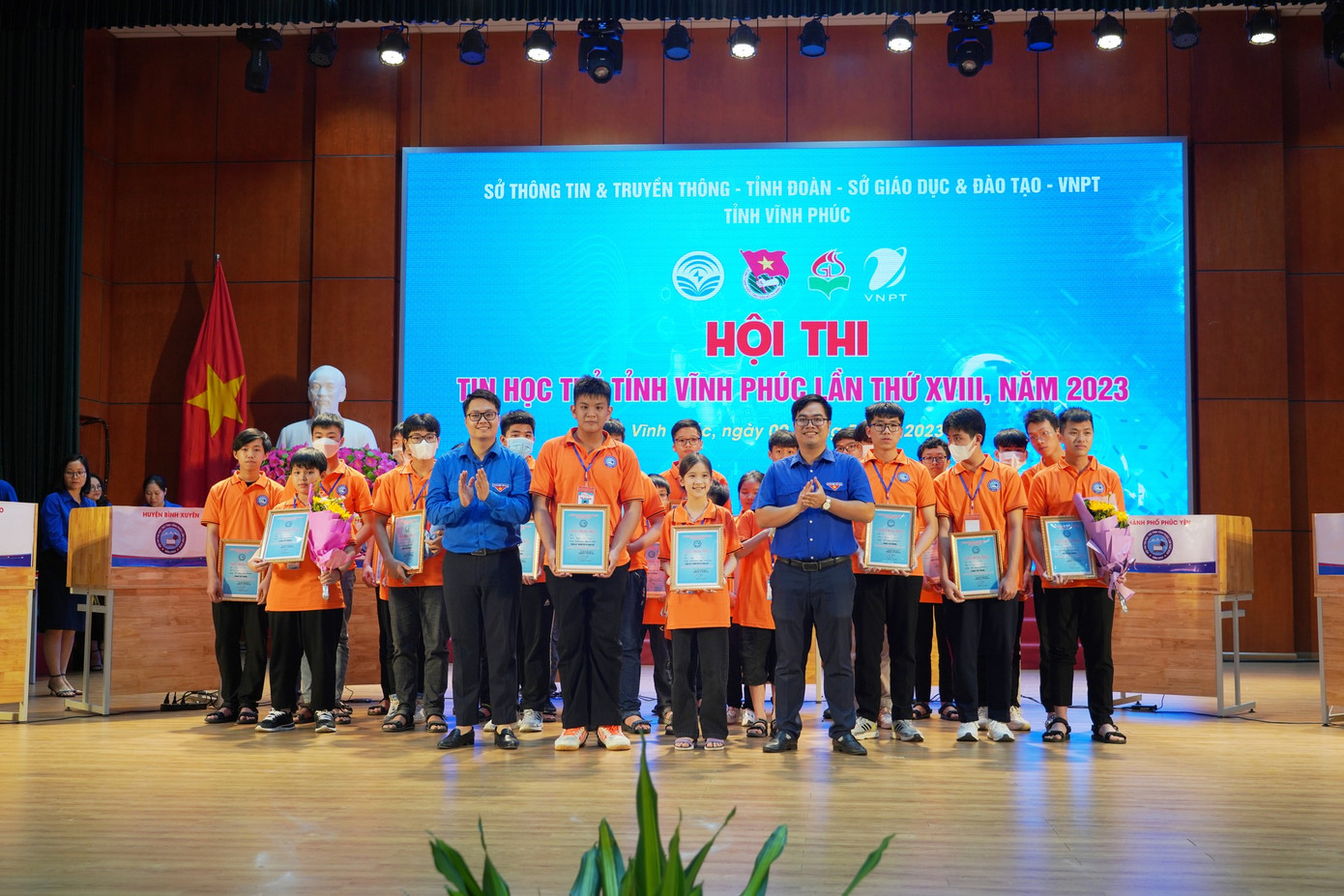 Ban Tổ chức trao giải các thí sinh đoạt giải Khuyến khích