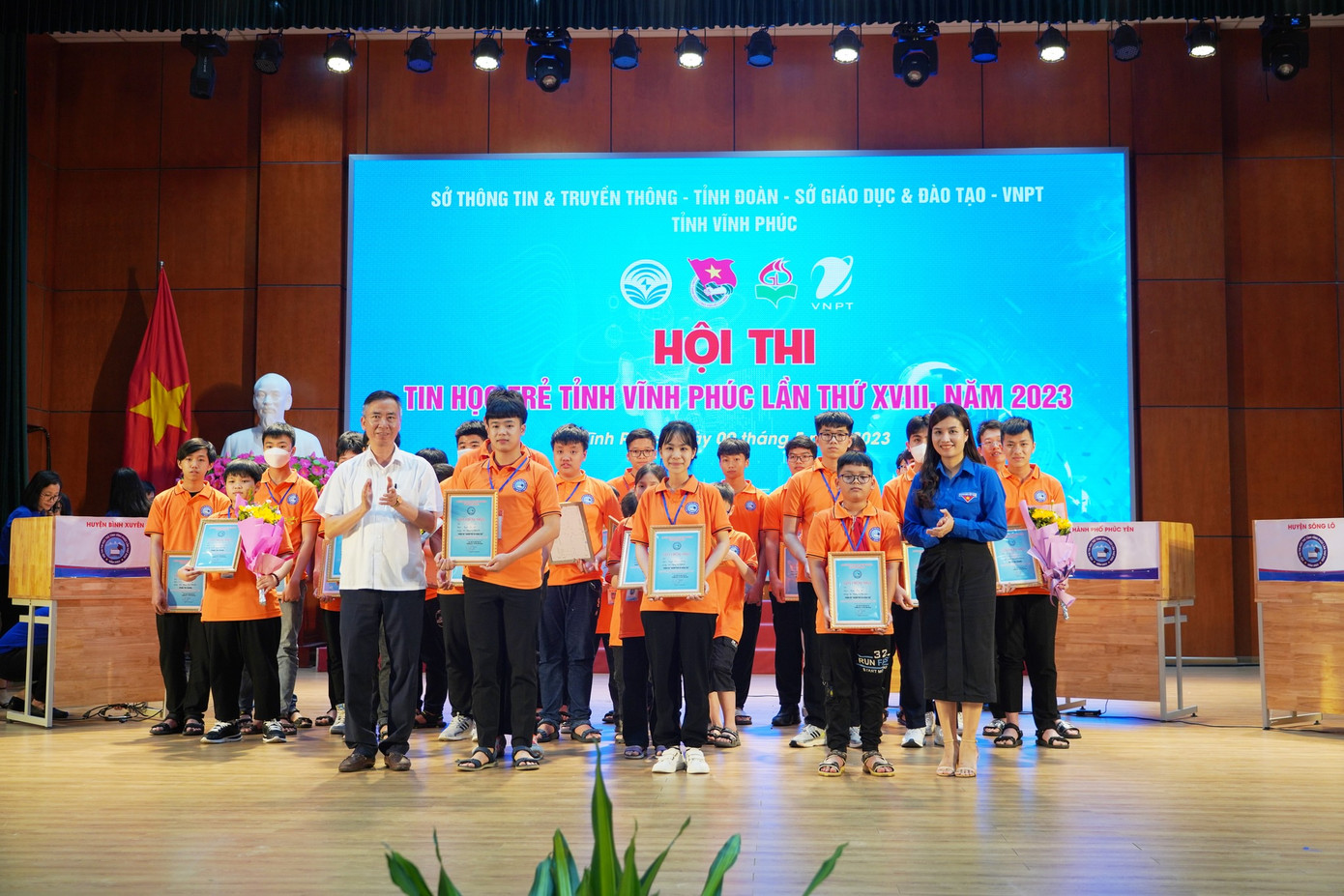 Ban Tổ chức trao giải các thí sinh đoạt giải Ba tại hội thi