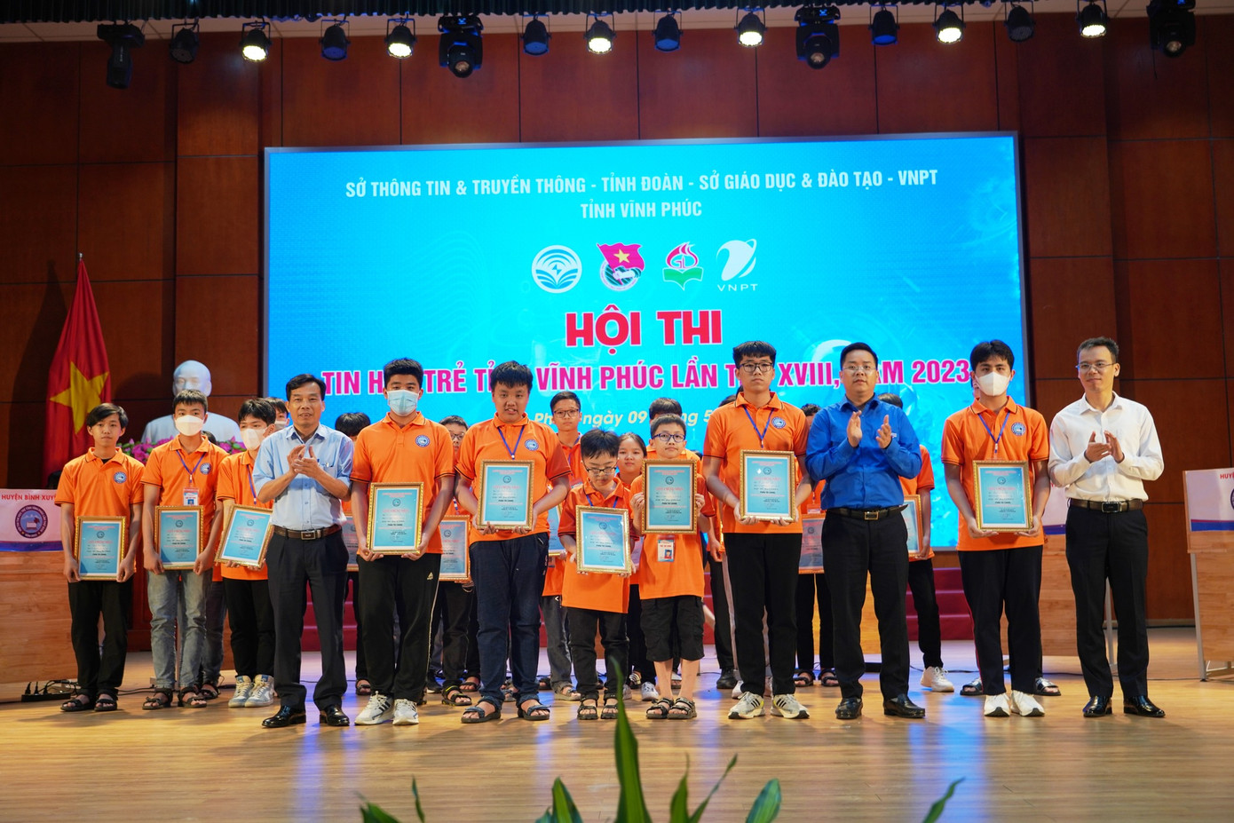 Ban Tổ chức trao giải các thí sinh đoạt giải Nhì tại hội thi