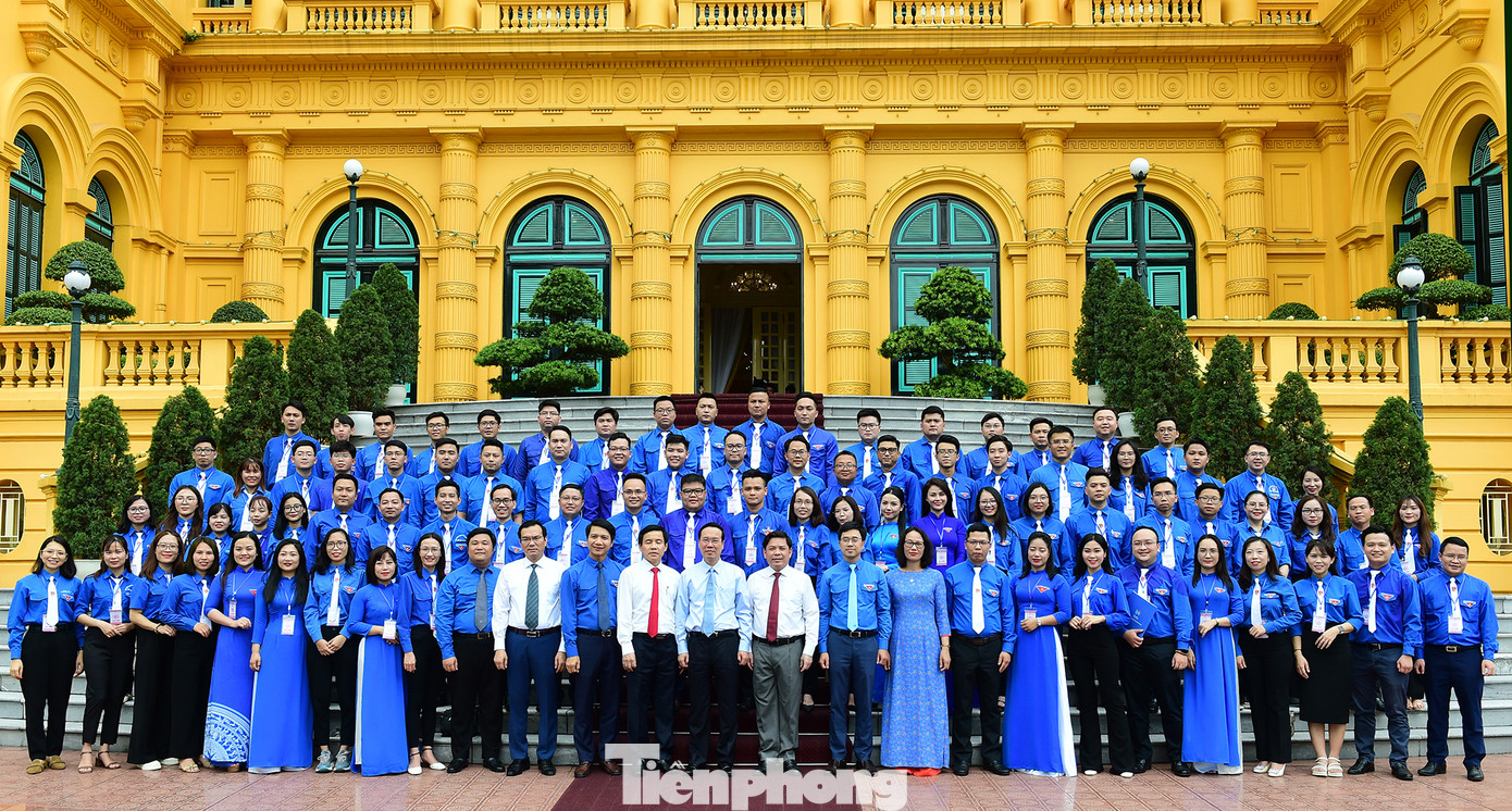 Đặng Thiên Phú (hàng thứ hai, thứ 5 từ phải sang) cùng các đại biểu thanh niên Khối Các cơ quan T.Ư được tuyên dương vinh dự được tiếp kiến Chủ tịch nước Võ Văn Thưởng, chiều 25/5. Ảnh: Xuân Tùng