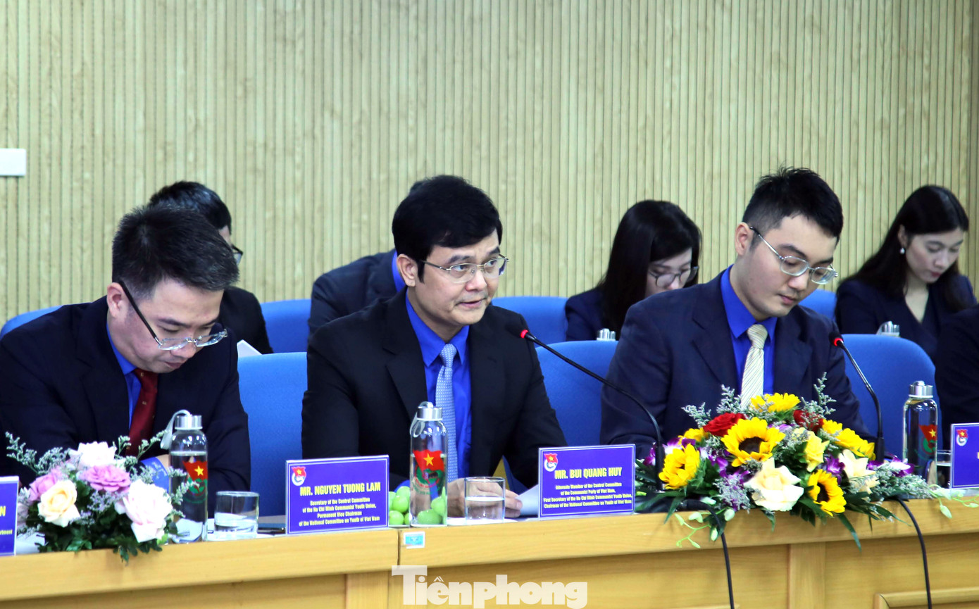 Anh Bùi Quang Huy trao đổi tại buổi tiếp. Ảnh: Lâm Đăng Hải