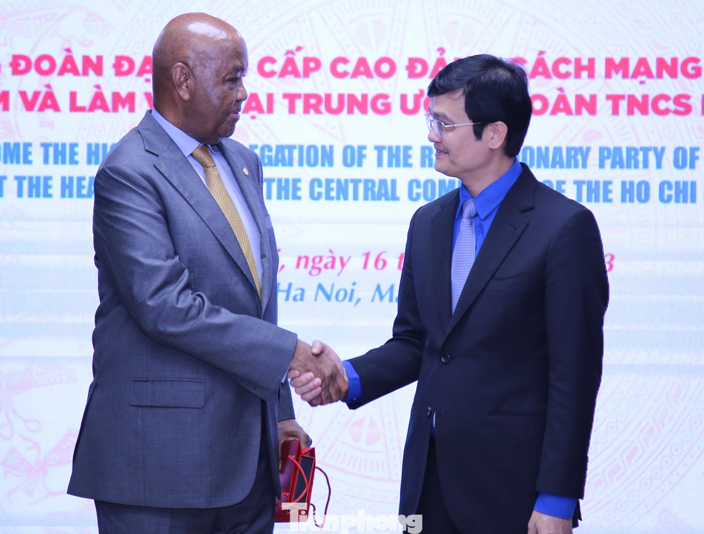 Bí thư thứ nhất T.Ư Đoàn Bùi Quang Huy và Phó Chủ tịch Đảng Cách mạng Tanzania Áp-đun-ra-ma Ô-ma Ki-na-na tại buổi tiếp. Ảnh: Lâm Đăng Hải