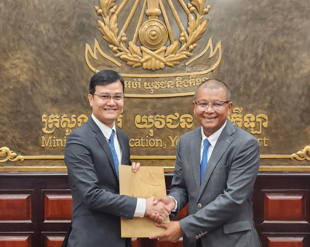 Anh Bùi Quang Huy và Bộ trưởng Giáo dục, Thanh niên và Thể thao Campuchia Hang Choun Naron. Ảnh: Minh Thức
