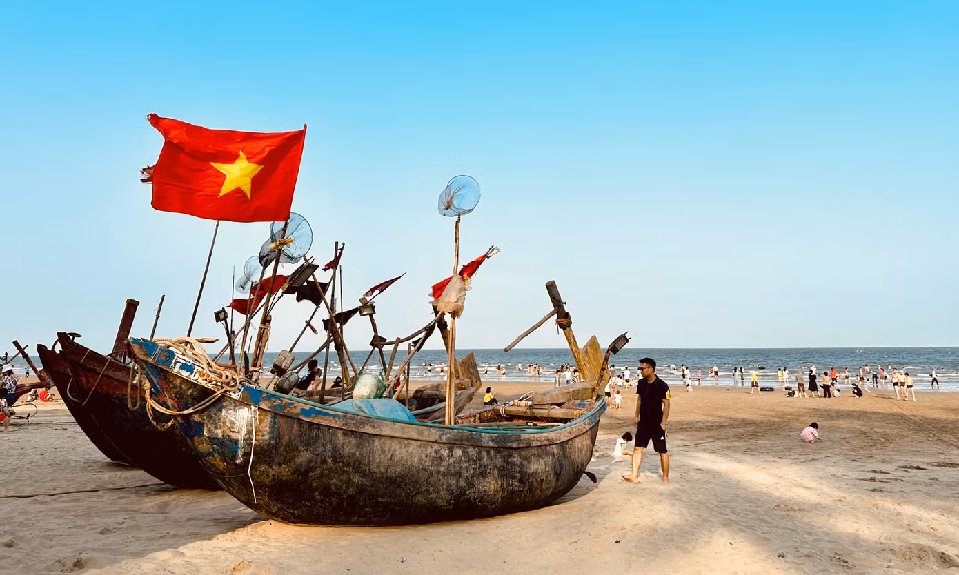 Những con thuyền của người dân làng chài nhỏ bản địa nghỉ ngơi sau buổi đêm ra biển đánh bắt tôm cá đến khoảng 5 - 6 giờ sáng hôm sau. Như nhiều làng chài ven biển khác, buổi sáng sớm là khoảng thời gian sôi động, rộn ràng nhất nơi đây khi những chiếc thuyền về bờ đầy ắp tôm cá, người dân phân loại, cân hải sản để chuẩn bị mang đi khắp các khu chợ, bỏ mối cho nhà hàng, bán cho du khách... Ảnh: Tường Kha
