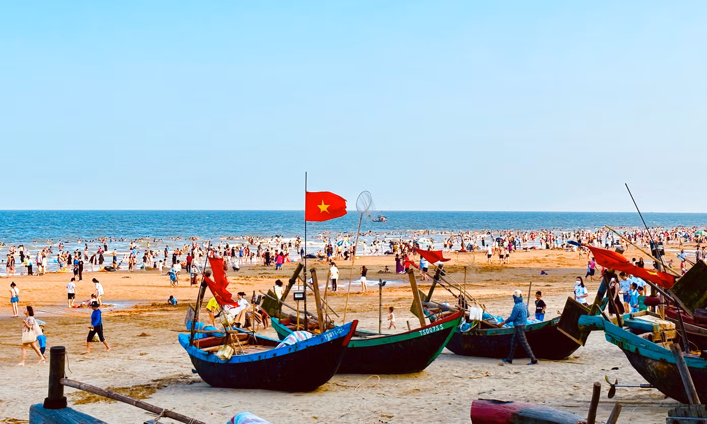 Khung cảnh yên bình, mộc mạc với những con thuyền nhỏ nằm yên nối dài trên bờ cát và rặng phi lao vi vu trong gió. Ảnh: Tường Kha