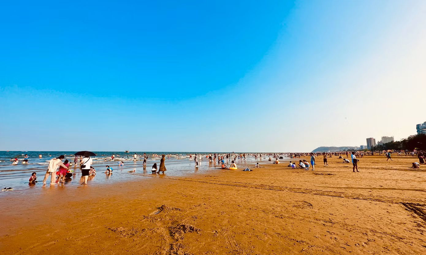 Trong tiết trời đẹp, đợt nghỉ lễ 30/4 - 1/5 này, bãi biển Sầm Sơn (Thanh Hóa) tiếp tục là điểm thu hút đông khách du lịch biển. Có thời điểm nhiều bãi tắm dọc bờ biển đông nghịt du khách xuống tắm. Không xa các bãi tắm trung tâm, ở đối diện quảng trường biển Sầm Sơn lượng khách thưa vắng hơn. Ảnh: Tường Kha