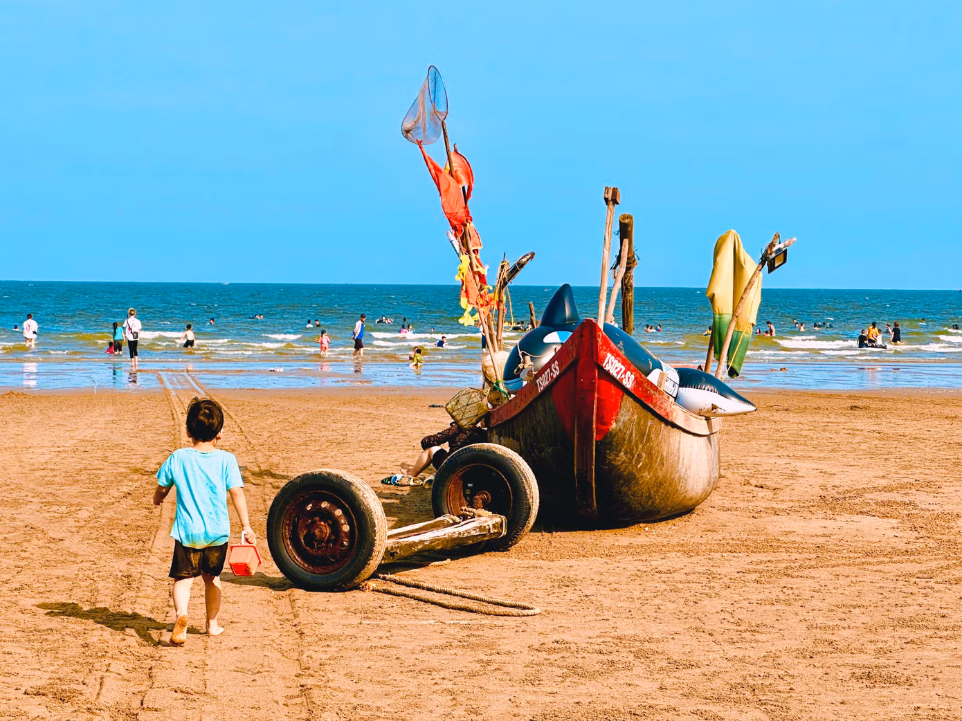 Những con thuyền nhỏ nằm yên giữa khung cảnh nắng vàng, cát trắng được du khách lựa chọn là nơi tận hưởng không khí biển, cũng như được không ít du khách, người trẻ tạo dáng chụp ảnh.