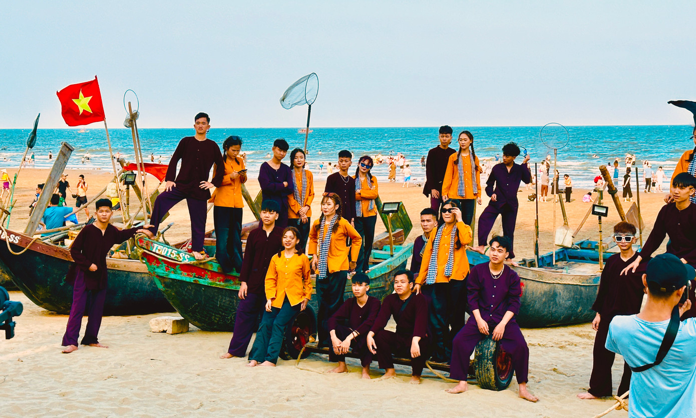 Nhóm bạn trẻ lựa chọn khung cảnh với những con thuyền để chụp ảnh kỷ yếu với trang phục khăn rằn, áo bà ba. Ảnh: Tường Kha